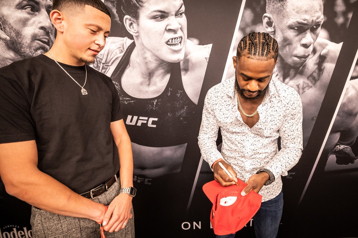 OLE_UFC274_2022_0507_170135-3453_ALIVECOVERAGE