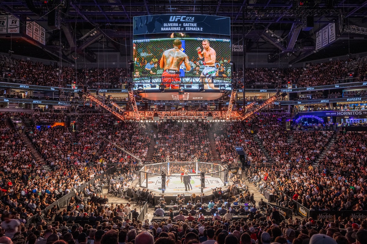 OLE_UFC274_2022_0507_201333-_ALIVECOVERAGE