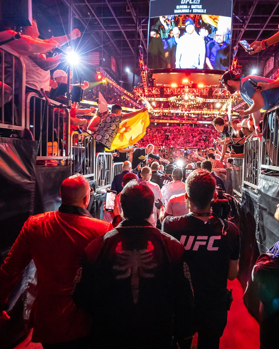 OLE_UFC274_2022_0507_214422-6603_ALIVECOVERAGE-2