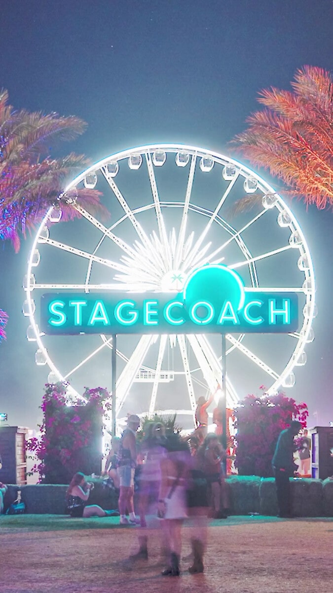 Stagecoach23_@linjustinn_stage coach sign day to night - screenshot